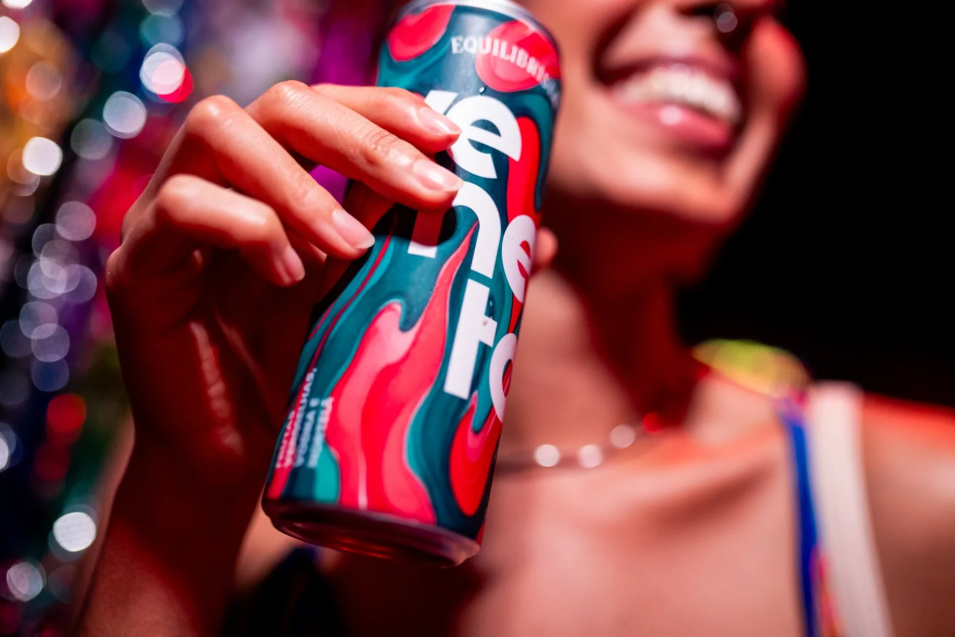 Lata Veneta na mão, em uma festa