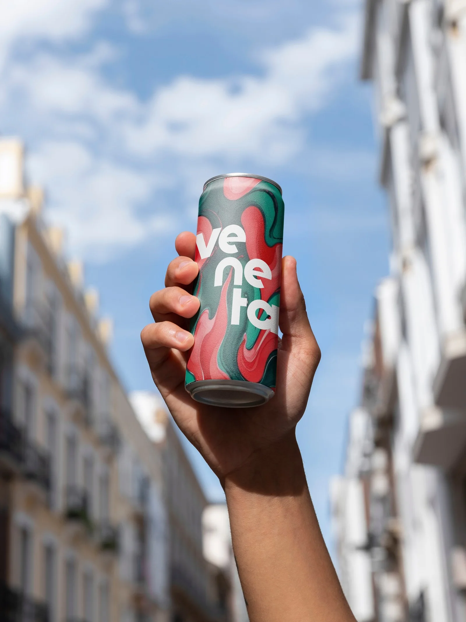 Lata Veneta na mão
