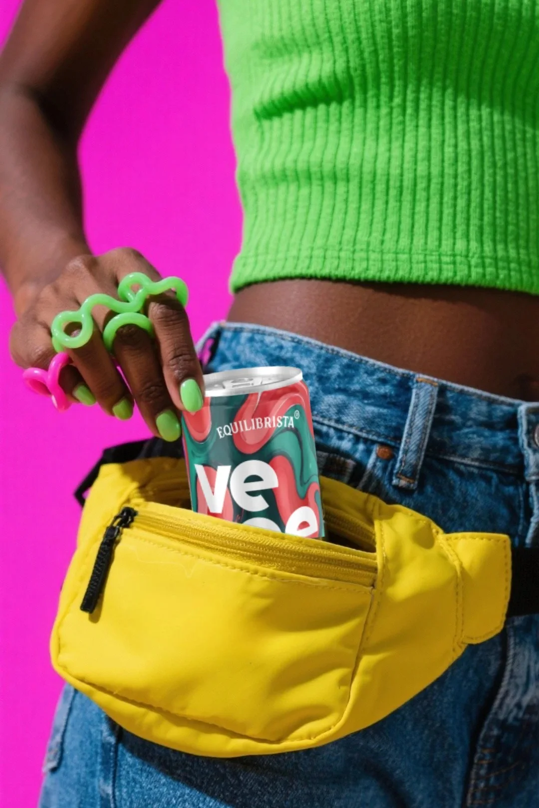 Lata Veneta em uma pochete amarela